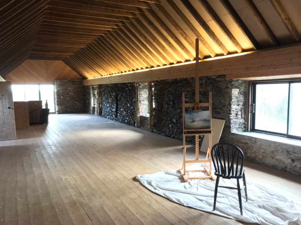 The barn has wooden floors boards and is frequently used by artists and yoga fans.